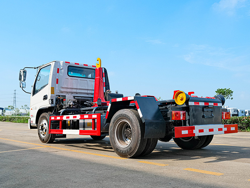 藍(lán)牌凱馬建筑勾臂垃圾車(chē)